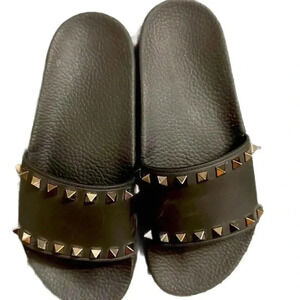 Valentino Garavani
Rockstud rubber slider sandals